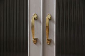 書棚を使いやすくリメイク!上部のオープン部分をカットし、天板を設置。ガラスが欠損した部分にモールガラスをはめ込み、背板を新材に交換。両開き戸内の底面を補強して、台輪をカットし脚を取り付け。取っ手・引手を交換して、ご希望の色に着色仕上げ。