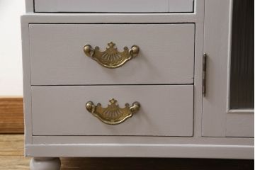 書棚を使いやすくリメイク!上部のオープン部分をカットし、天板を設置。ガラスが欠損した部分にモールガラスをはめ込み、背板を新材に交換。両開き戸内の底面を補強して、台輪をカットし脚を取り付け。取っ手・引手を交換して、ご希望の色に着色仕上げ。