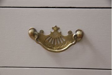 書棚を使いやすくリメイク!上部のオープン部分をカットし、天板を設置。ガラスが欠損した部分にモールガラスをはめ込み、背板を新材に交換。両開き戸内の底面を補強して、台輪をカットし脚を取り付け。取っ手・引手を交換して、ご希望の色に着色仕上げ。