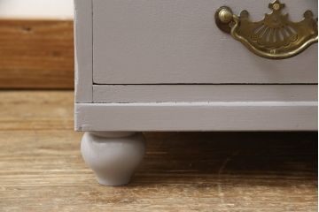 書棚を使いやすくリメイク!上部のオープン部分をカットし、天板を設置。ガラスが欠損した部分にモールガラスをはめ込み、背板を新材に交換。両開き戸内の底面を補強して、台輪をカットし脚を取り付け。取っ手・引手を交換して、ご希望の色に着色仕上げ。