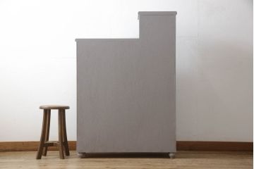 書棚を使いやすくリメイク!上部のオープン部分をカットし、天板を設置。ガラスが欠損した部分にモールガラスをはめ込み、背板を新材に交換。両開き戸内の底面を補強して、台輪をカットし脚を取り付け。取っ手・引手を交換して、ご希望の色に着色仕上げ。