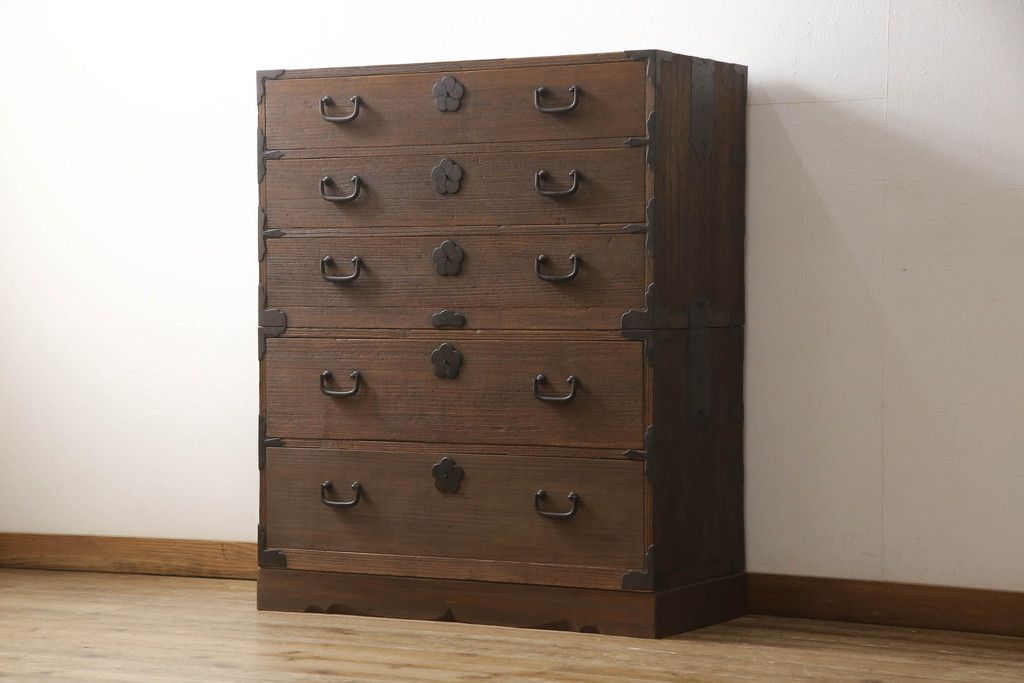 桐箪笥を綺麗に再生!前面の凹凸を削って滑らかに加工。現状の色を基準にオーク系で着色仕上げ。