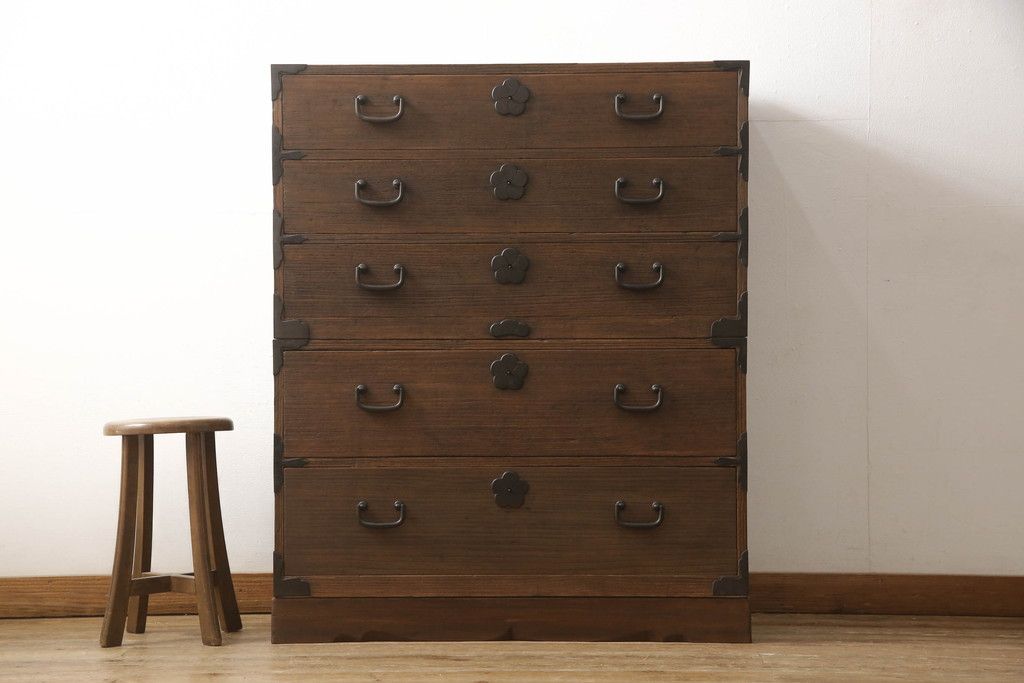 桐箪笥を綺麗に再生!前面の凹凸を削って滑らかに加工。現状の色を基準にオーク系で着色仕上げ。