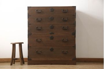 桐箪笥を綺麗に再生!前面の凹凸を削って滑らかに加工。現状の色を基準にオーク系で着色仕上げ。