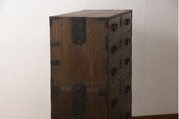 桐箪笥を綺麗に再生!前面の凹凸を削って滑らかに加工。現状の色を基準にオーク系で着色仕上げ。