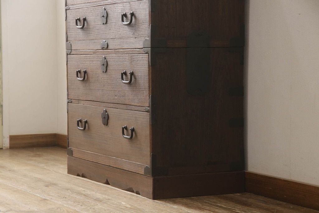 桐箪笥を綺麗に再生!前面の凹凸を削って滑らかに加工。現状の色を基準にオーク系で着色仕上げ。