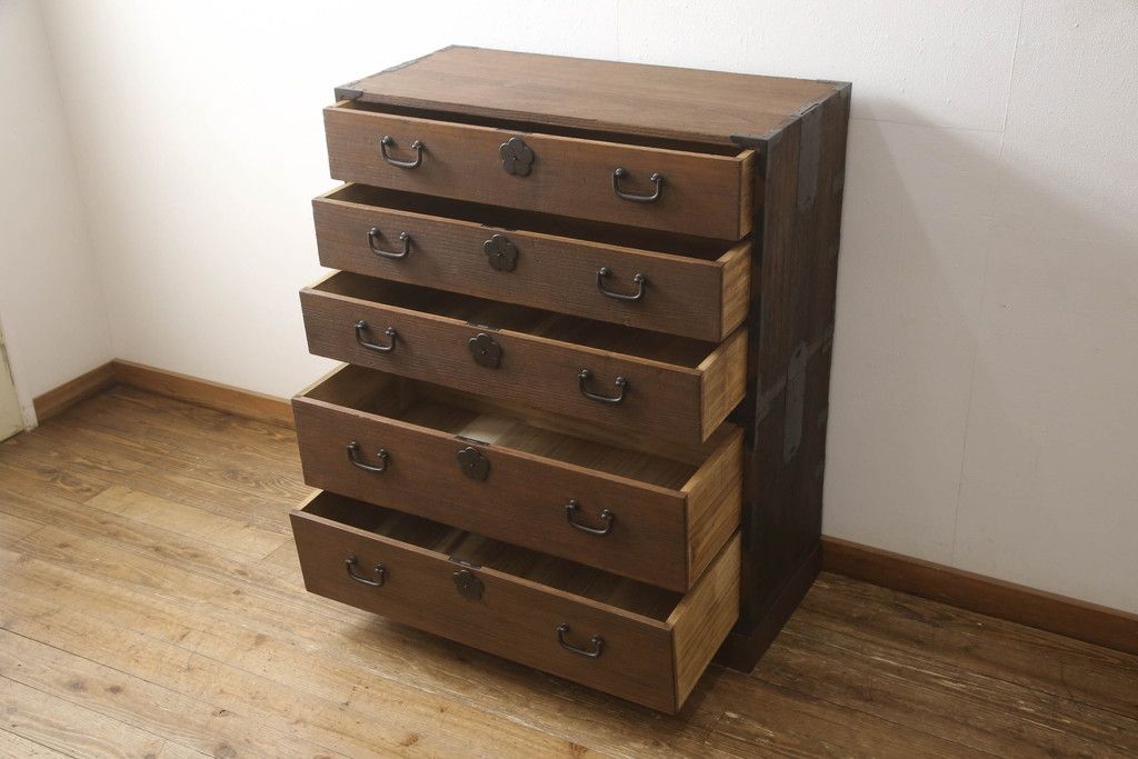 桐箪笥を綺麗に再生!前面の凹凸を削って滑らかに加工。現状の色を基準にオーク系で着色仕上げ。