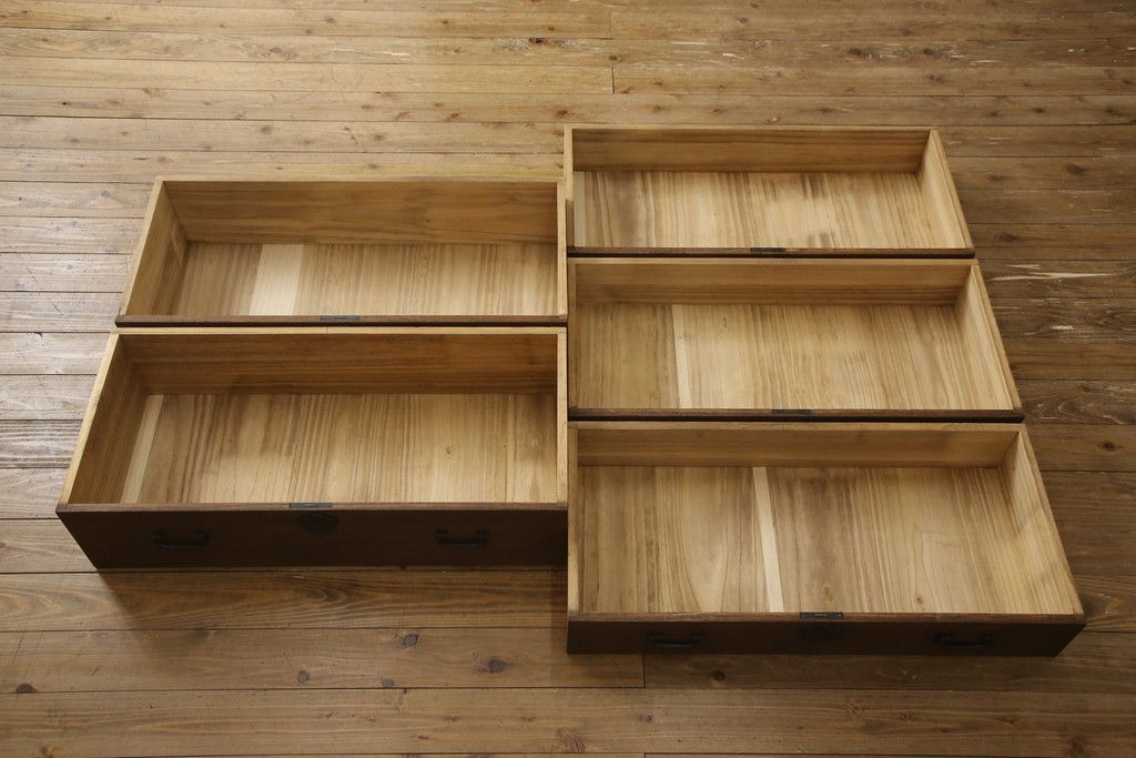 桐箪笥を綺麗に再生!前面の凹凸を削って滑らかに加工。現状の色を基準にオーク系で着色仕上げ。