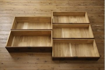 桐箪笥を綺麗に再生!前面の凹凸を削って滑らかに加工。現状の色を基準にオーク系で着色仕上げ。