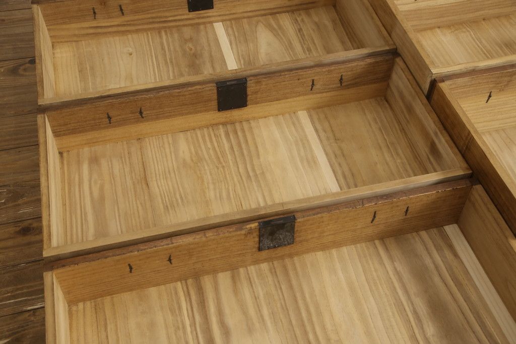 桐箪笥を綺麗に再生!前面の凹凸を削って滑らかに加工。現状の色を基準にオーク系で着色仕上げ。