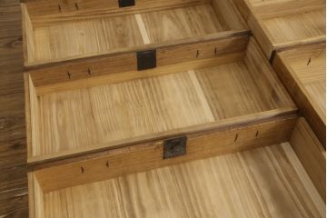 桐箪笥を綺麗に再生!前面の凹凸を削って滑らかに加工。現状の色を基準にオーク系で着色仕上げ。