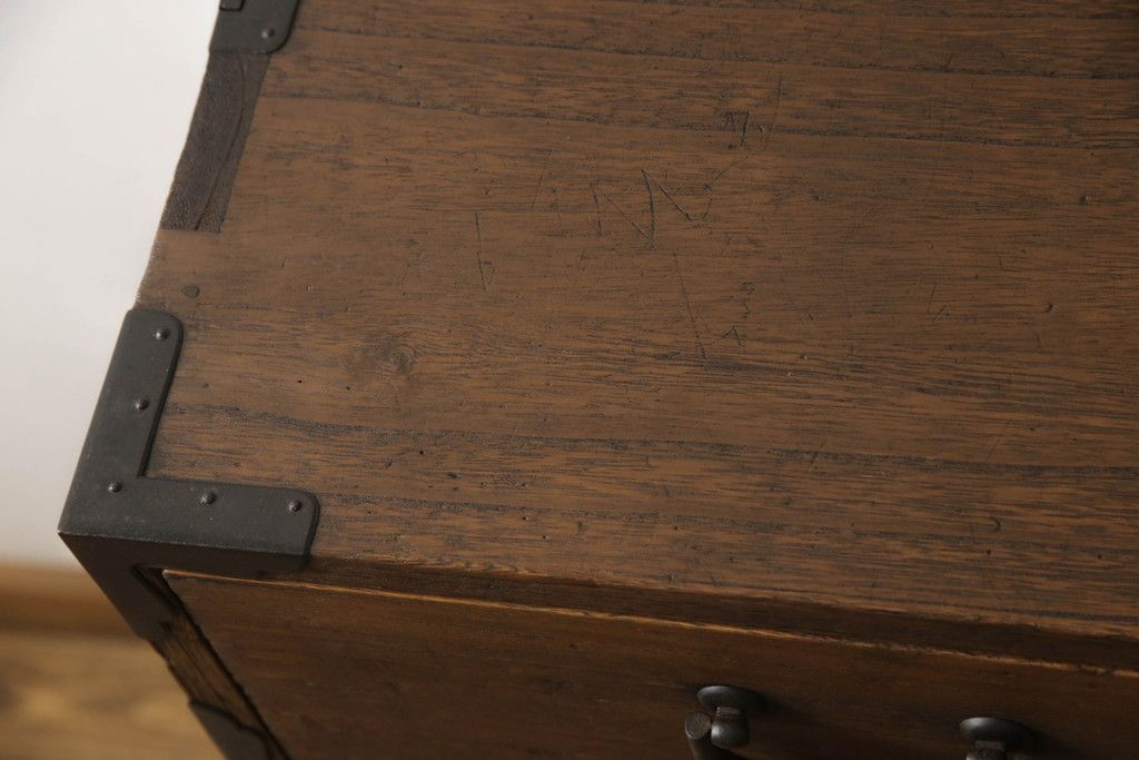 桐箪笥を綺麗に再生!前面の凹凸を削って滑らかに加工。現状の色を基準にオーク系で着色仕上げ。