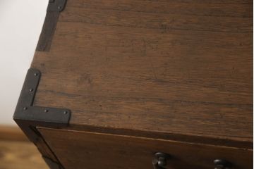 桐箪笥を綺麗に再生!前面の凹凸を削って滑らかに加工。現状の色を基準にオーク系で着色仕上げ。