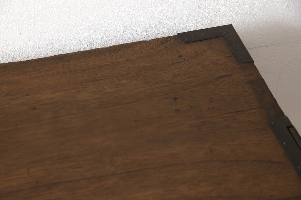 桐箪笥を綺麗に再生!前面の凹凸を削って滑らかに加工。現状の色を基準にオーク系で着色仕上げ。