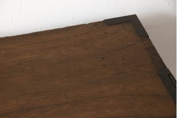 桐箪笥を綺麗に再生!前面の凹凸を削って滑らかに加工。現状の色を基準にオーク系で着色仕上げ。