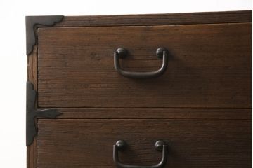 桐箪笥を綺麗に再生!前面の凹凸を削って滑らかに加工。現状の色を基準にオーク系で着色仕上げ。