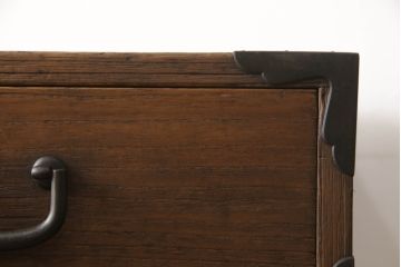 桐箪笥を綺麗に再生!前面の凹凸を削って滑らかに加工。現状の色を基準にオーク系で着色仕上げ。