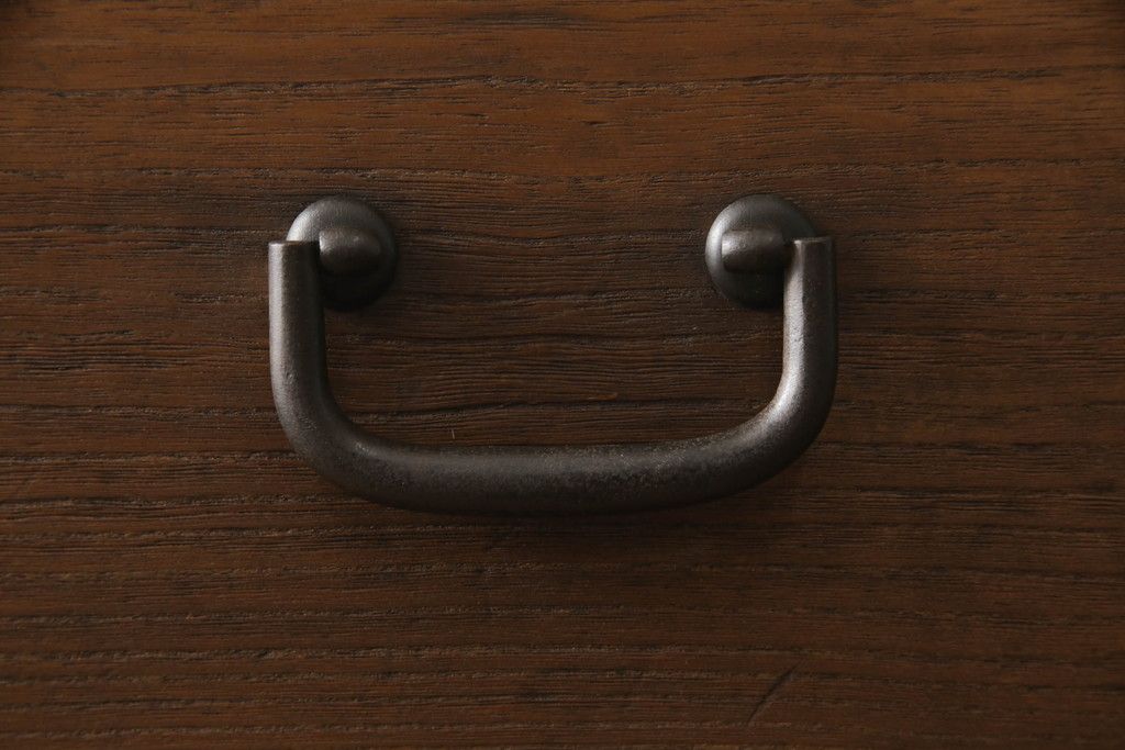 桐箪笥を綺麗に再生!前面の凹凸を削って滑らかに加工。現状の色を基準にオーク系で着色仕上げ。