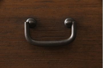 桐箪笥を綺麗に再生!前面の凹凸を削って滑らかに加工。現状の色を基準にオーク系で着色仕上げ。