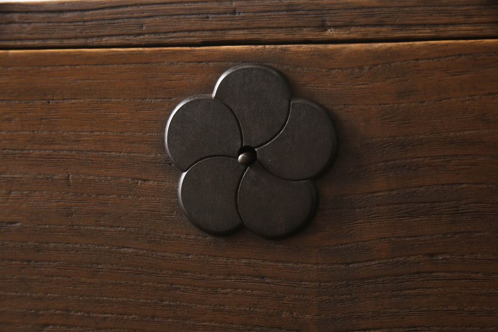 桐箪笥を綺麗に再生!前面の凹凸を削って滑らかに加工。現状の色を基準にオーク系で着色仕上げ。