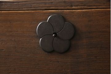 桐箪笥を綺麗に再生!前面の凹凸を削って滑らかに加工。現状の色を基準にオーク系で着色仕上げ。