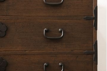 桐箪笥を綺麗に再生!前面の凹凸を削って滑らかに加工。現状の色を基準にオーク系で着色仕上げ。