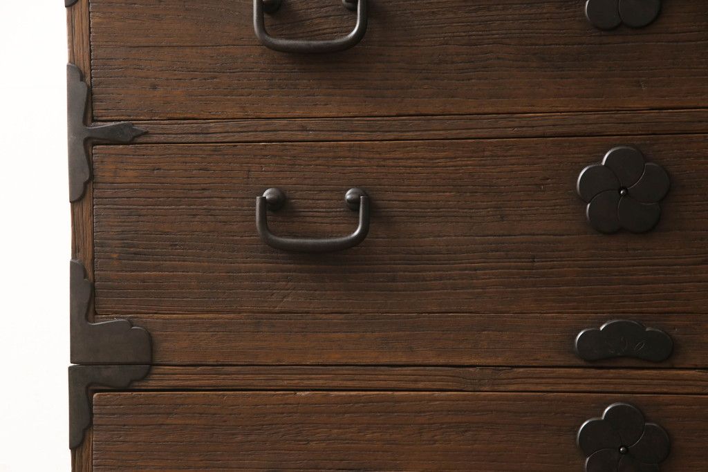 桐箪笥を綺麗に再生!前面の凹凸を削って滑らかに加工。現状の色を基準にオーク系で着色仕上げ。