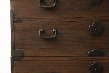 桐箪笥を綺麗に再生!前面の凹凸を削って滑らかに加工。現状の色を基準にオーク系で着色仕上げ。