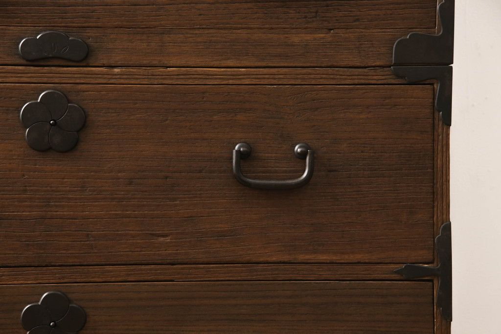 桐箪笥を綺麗に再生!前面の凹凸を削って滑らかに加工。現状の色を基準にオーク系で着色仕上げ。