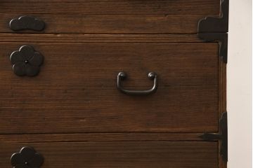 桐箪笥を綺麗に再生!前面の凹凸を削って滑らかに加工。現状の色を基準にオーク系で着色仕上げ。