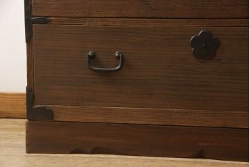 桐箪笥を綺麗に再生!前面の凹凸を削って滑らかに加工。現状の色を基準にオーク系で着色仕上げ。