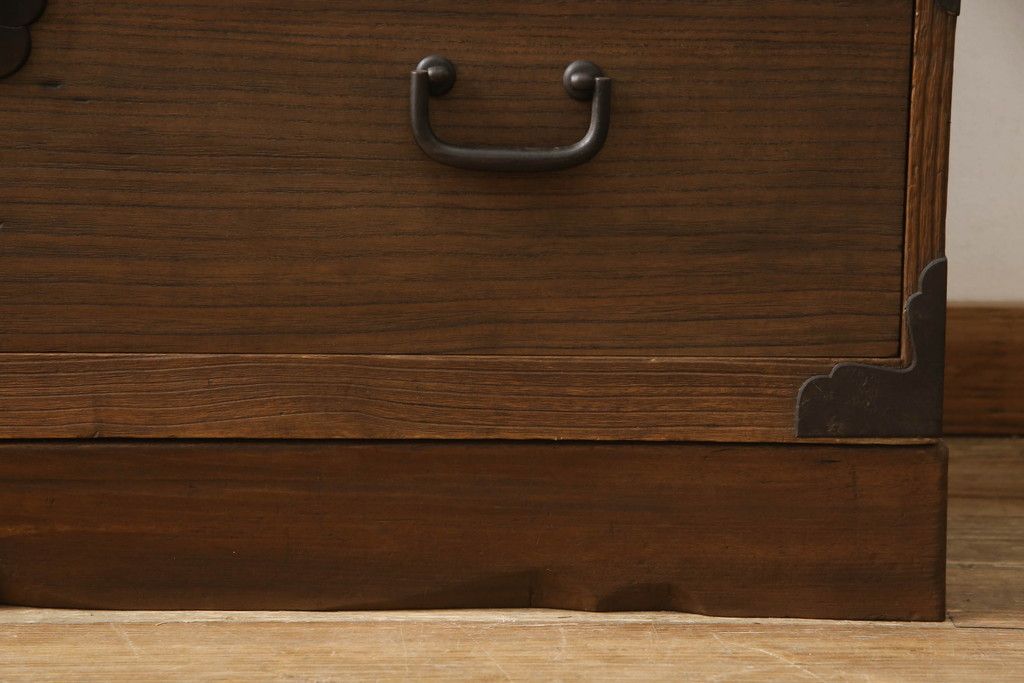 桐箪笥を綺麗に再生!前面の凹凸を削って滑らかに加工。現状の色を基準にオーク系で着色仕上げ。