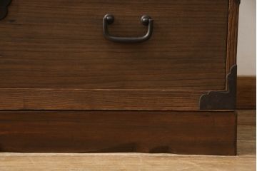 桐箪笥を綺麗に再生!前面の凹凸を削って滑らかに加工。現状の色を基準にオーク系で着色仕上げ。