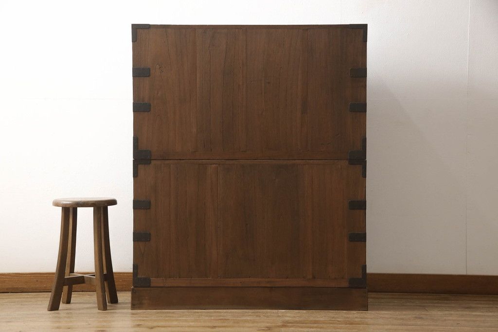 桐箪笥を綺麗に再生!前面の凹凸を削って滑らかに加工。現状の色を基準にオーク系で着色仕上げ。