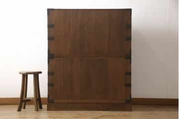 桐箪笥を綺麗に再生!前面の凹凸を削って滑らかに加工。現状の色を基準にオーク系で着色仕上げ。