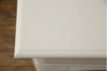 洋服タンスをサイドチェストにリメイク!扉上部の装飾部分と引き出しを利用し、引き出しにつまみを取り付け。アンティークホワイトにペイント仕上げ。