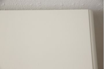 洋服タンスをサイドチェストにリメイク!扉上部の装飾部分と引き出しを利用し、引き出しにつまみを取り付け。アンティークホワイトにペイント仕上げ。