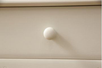 洋服タンスをサイドチェストにリメイク!扉上部の装飾部分と引き出しを利用し、引き出しにつまみを取り付け。アンティークホワイトにペイント仕上げ。