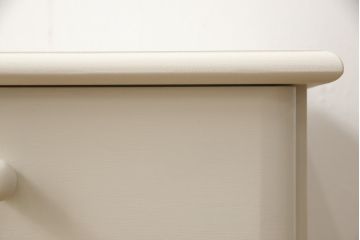 洋服タンスをサイドチェストにリメイク!扉上部の装飾部分と引き出しを利用し、引き出しにつまみを取り付け。アンティークホワイトにペイント仕上げ。