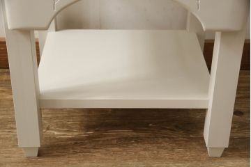 洋服タンスをサイドチェストにリメイク!扉上部の装飾部分と引き出しを利用し、引き出しにつまみを取り付け。アンティークホワイトにペイント仕上げ。