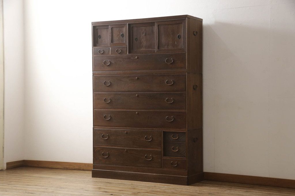 桐箪笥を綺麗に再生!鍵穴隠しを付け直し、剥離再塗装。ワントーン落ち着いた色味に着色。