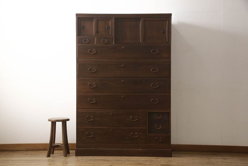 桐箪笥を綺麗に再生!鍵穴隠しを付け直し、剥離再塗装。ワントーン落ち着いた色味に着色。