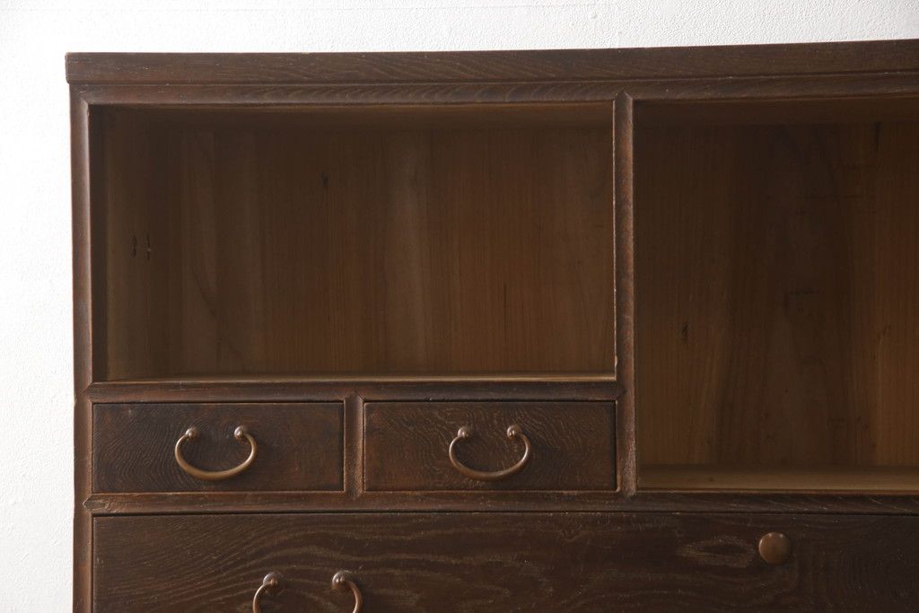 桐箪笥を綺麗に再生!鍵穴隠しを付け直し、剥離再塗装。ワントーン落ち着いた色味に着色。