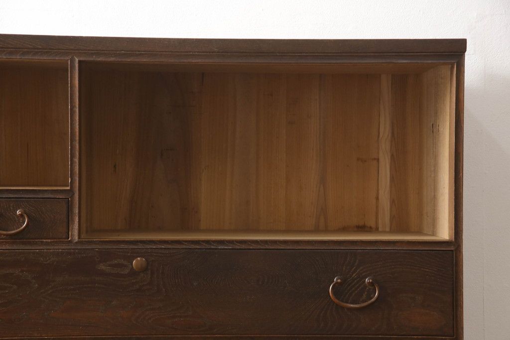 桐箪笥を綺麗に再生!鍵穴隠しを付け直し、剥離再塗装。ワントーン落ち着いた色味に着色。