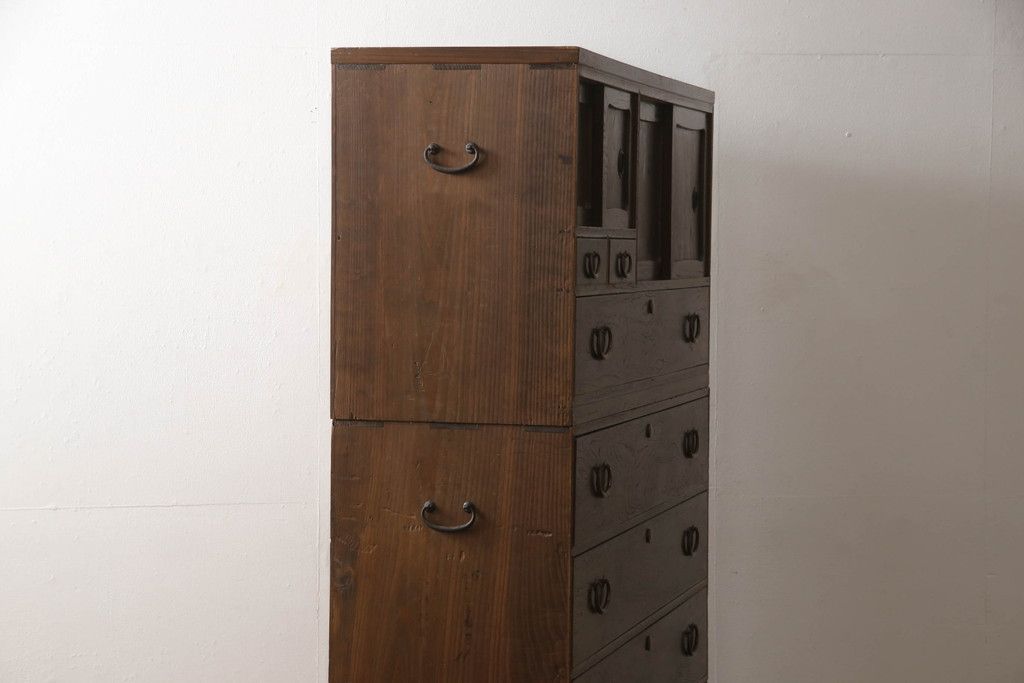 桐箪笥を綺麗に再生!鍵穴隠しを付け直し、剥離再塗装。ワントーン落ち着いた色味に着色。