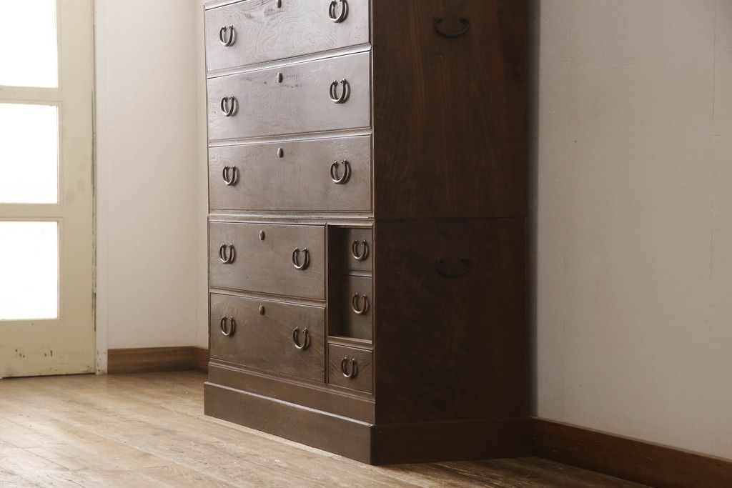 桐箪笥を綺麗に再生!鍵穴隠しを付け直し、剥離再塗装。ワントーン落ち着いた色味に着色。