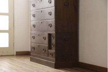 桐箪笥を綺麗に再生!鍵穴隠しを付け直し、剥離再塗装。ワントーン落ち着いた色味に着色。