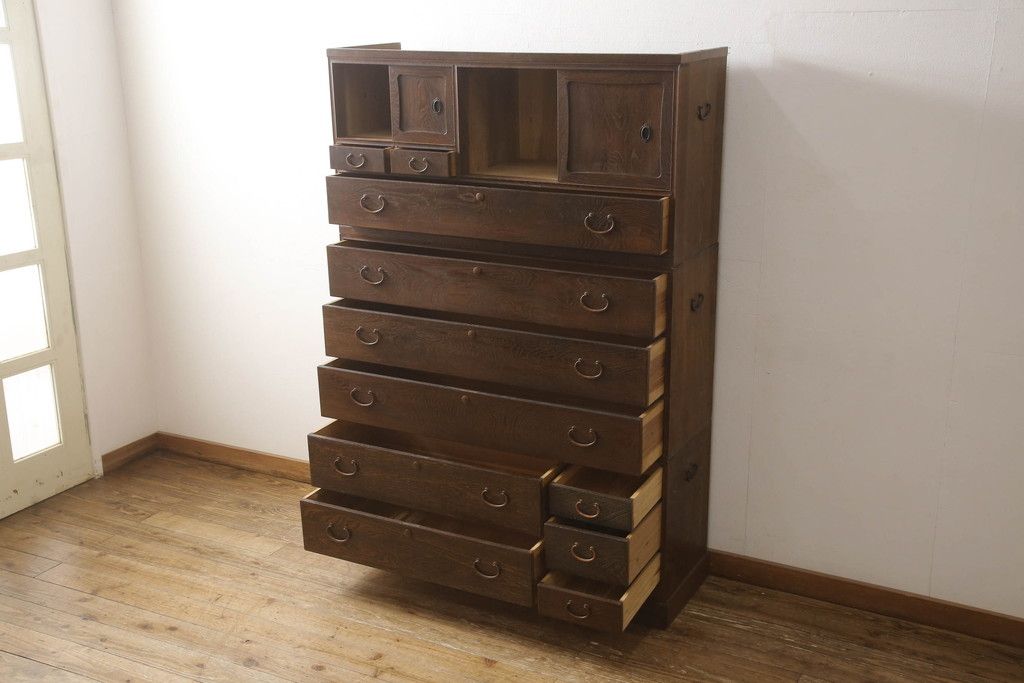 桐箪笥を綺麗に再生!鍵穴隠しを付け直し、剥離再塗装。ワントーン落ち着いた色味に着色。