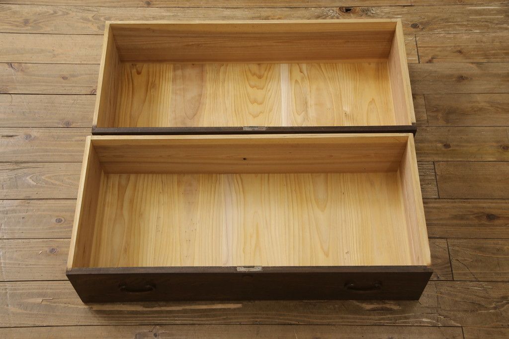 桐箪笥を綺麗に再生!鍵穴隠しを付け直し、剥離再塗装。ワントーン落ち着いた色味に着色。