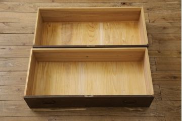 桐箪笥を綺麗に再生!鍵穴隠しを付け直し、剥離再塗装。ワントーン落ち着いた色味に着色。